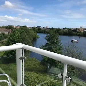  Apartment Beautiful River Views: 2 Bed / 2 Bath Modern Flat